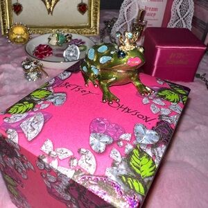 BNIB✨Betsey Johnson Frog Trinket Box🐸🎀